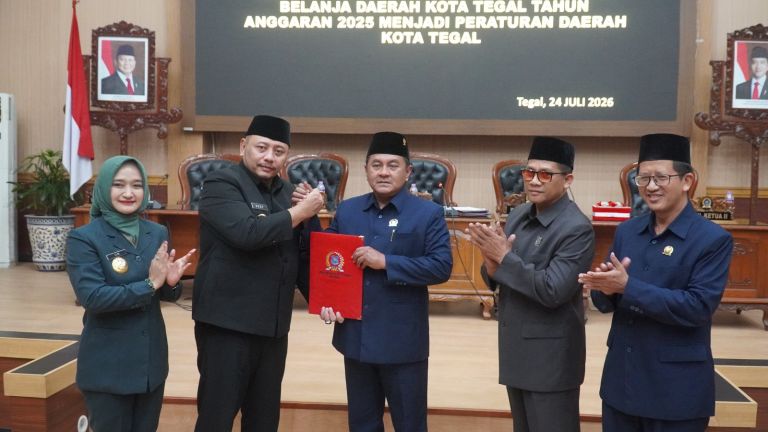 Walikota Tegal berjabat tangan dengan Ketua DPRD Kota Tegal.(Ist)