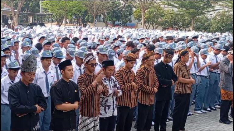 Ribuan siswa dan guru ikuti pelaksanaan salat gaib .(Foto:ist)