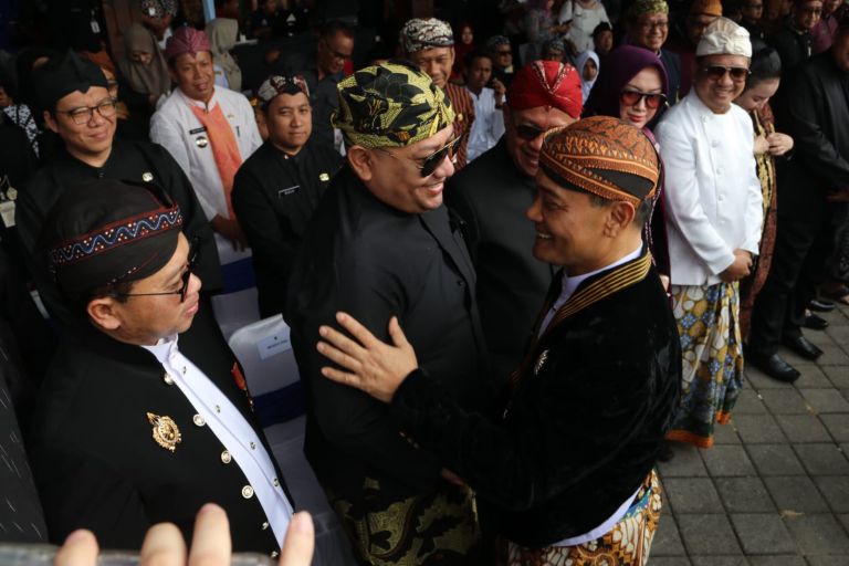 Walikota Tegal berjabat tangan dengan Gubernur Jateng.(Foto.ist)