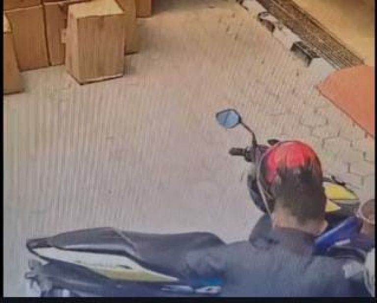Salahsatu Pelaku saat melakukan aksinya terekam cctv.(Foto: ist)