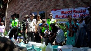 Polsek Bantarbolang Patroli Cegah Karhutla, Salurkan 5.000 Liter Air Bersih Untuk Warga
