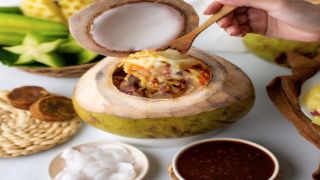 Kuliner Anti Mainstream! Rujak dalam Batok Kelapa Ini Viral karena Rasanya