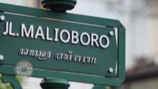 Pemkot Yogyakarta Tegaskan Berfoto di Plang Malioboro Gratis, Plang Tidak Resmi Akan Ditertibkan