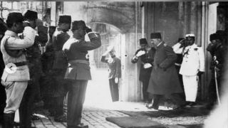 Tatapan Terakhir Para Prajurit Mengiringi Kepergian Sultan Terakhir Kesultanan Utsmani