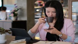 Sering Minum Kopi? Dokter Gigi Bagikan Cara Cegah Gigi Bernoda