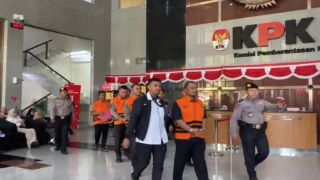 KPK Tahan Bupati Pemalang, Anom Widiyantoro Keluar Berompi Oranye