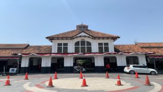 Semarak HUT ke-81 Kemerdekaan RI, Stasiun Tegal Hadirkan Nuansa Merah Putih