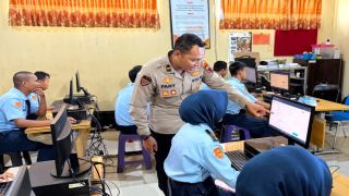 Polres Tegal Kota Edukasi 100 Pelajar SMK Astrindo tentang AI