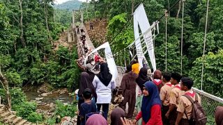 Jembatan Gantung Pongpet Anjlok Sesaat Setelah Diresmikan Bupati Pangandaran