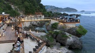 Bukan Bali, Ini On The Rock Pantai Drini Gunungkidul