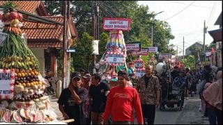 Warga Tegal Berebut Gunungan dalam Tradisi Rebo Wekasan