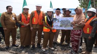 Bupati Brebes Letakkan Batu Pertama Rumah Baru Ibu Rasti