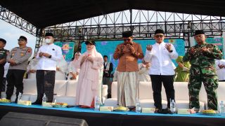 Brebes Bersholawat di Karangmalang, Ribuan Jamaah Ikuti Tausiah Abah Anza