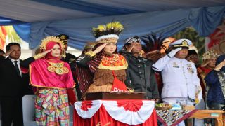 Bupati Brebes Kenakan Pakaian Adat Papua, Teguhkan Pesan Persatuan HUT ke-81 RI