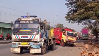 Truk Terguling di Onggorawe Sayung Demak, As Roda Patah Picu Kemacetan Panjang Arah Semarang