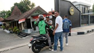 Diduga Dibuntuti Debt Collector, Driver Ojol Berhenti di Depan Markas TNI di Alam Sutera