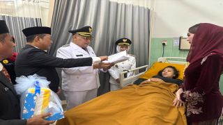 Lahir Tepat Hari Kemerdekaan, Bayi Aleesha Terima Dokumen Kependudukan dari Wali Kota Tegal