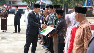 Upacara HUT Ke-81 RI di Pemalang Diwarnai Penyerahan Penghargaan dan Bantuan