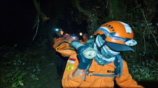 Jenazah Pendaki Gunung Slamet Berhasil Dievakuasi ke Basecamp Permadi Guci
