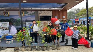 Tukar Botol Plastik, Pengunjung Brebes Expo Bawa Pulang Bibit Tanaman Buah