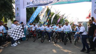 Gowes BUMD Brebes Semarakkan HUT RI ke-81, Ratusan Sembako Dibagikan