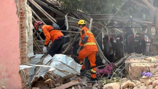 Gedung Tua Hogwa Runtuh Timpa Rumah Warga, 3 Orang Meninggal 