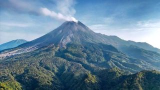 Awan Panas Guguran Merapi Meluncur 2 Kilometer, Warga Diminta Jauhi Alur Sungai