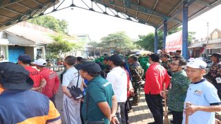 Karya Bakti TNI Bersihkan Pasar Belakang Kodim Brebes