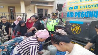 Bantuan Air Bersih Polri Ringankan Warga Terdampak Kekeringan di Jatinegara