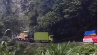 Detik-Detik Truk Rem Blong Tabrak Sejumlah Kendaraan di Pasaman, Satu Masuk Jurang