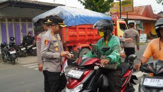 Kapolres Tegal Bagikan Bendera Merah Putih kepada Pengguna Jalan