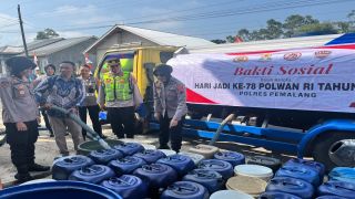Polwan Polres Pemalang Salurkan 13.000 Liter Air Bersih ke Warga Pagenteran