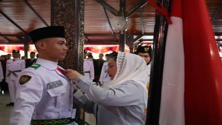 Faris Ahda Emadani Jadi Pengibar Bendera Upacara HUT Ke-81 RI Di Alun alun Brebes