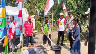 Polri Salurkan 5.000 Liter Air Bersih untuk Warga Dukuhbangsa