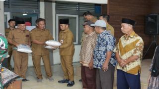 Bupati Tegal Salurkan Bantuan Beras untuk Warga Terdampak Tanah Bergerak di Kajen