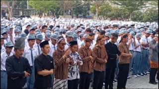 Ribuan Siswa dan Guru MAN 1 Brebes Gelar Shalat Ghaib untuk Korban Gempa NTT