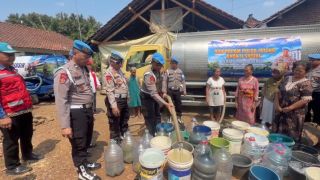 Bidpropam Polda Jateng Salurkan 25 Ribu Liter Air Bersih untuk Warga Kuta