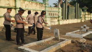 Jelang Hari Lalu Lintas Bhayangkara Ke-71, Satlantas Polres Tegal Ziarah Ke TMP Lebaksiu 