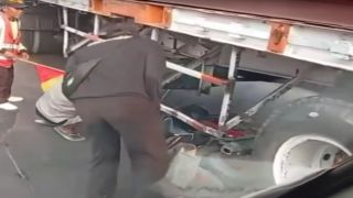 Pengendara CB150R Selamat dalam Kecelakaan dengan Truk Kontainer di Kaligawe