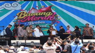 Warga Berebut Gunungan Bawang Merah, Tinggi 8 Meter Tercatat Dalam ORI