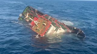 Tugboat Tenggelam di Laut Jawa, 8 ABK Bertahan di Atas Tongkang yang Hanyut