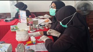 Ratusan Warga Muarareja Serbu Dapur Marhaen dan Pengobatan Gratis PDI Perjuangan 