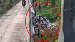 Warga Minta Penanganan Cepat Soal Sampah di Jembatan Gantung Patebon-Cepiring