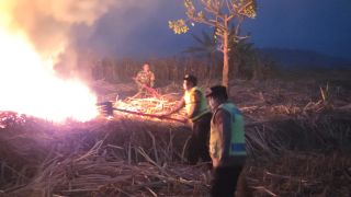 Polri dan Damkar Padamkan Kebakaran Lahan Seluas Dua Hektare di Lebaksiu