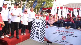 Ribuan Peserta Ramaikan Jalan Sehat HUT ke-81 PMI Kota Tegal