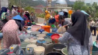 Polantas Salurkan 4.000 Liter Air Bersih Untuk Warga Pedagung