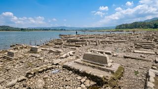 Puluhan Makam Kuno Muncul Saat Air Waduk Gajah Mungkur Surut
