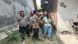 Polisi dan Nakes Evakuasi ODGJ Mengamuk Bawa Pisau di Slawi
