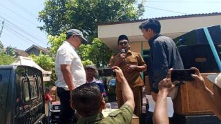 Ratusan Warga Mendatangi Balai Desa Bulak Kendal Untuk Menuntut Transparansi Penggunaan Anggaran