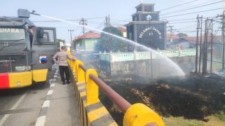 SAT SAMAPTA Polres Brebes Quick Response Padamkan Api Dibawah Jembatan Kaligangsa 